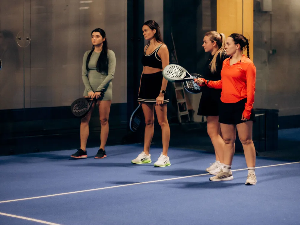 Padel: vier Spielerinnen bereit für den Platz