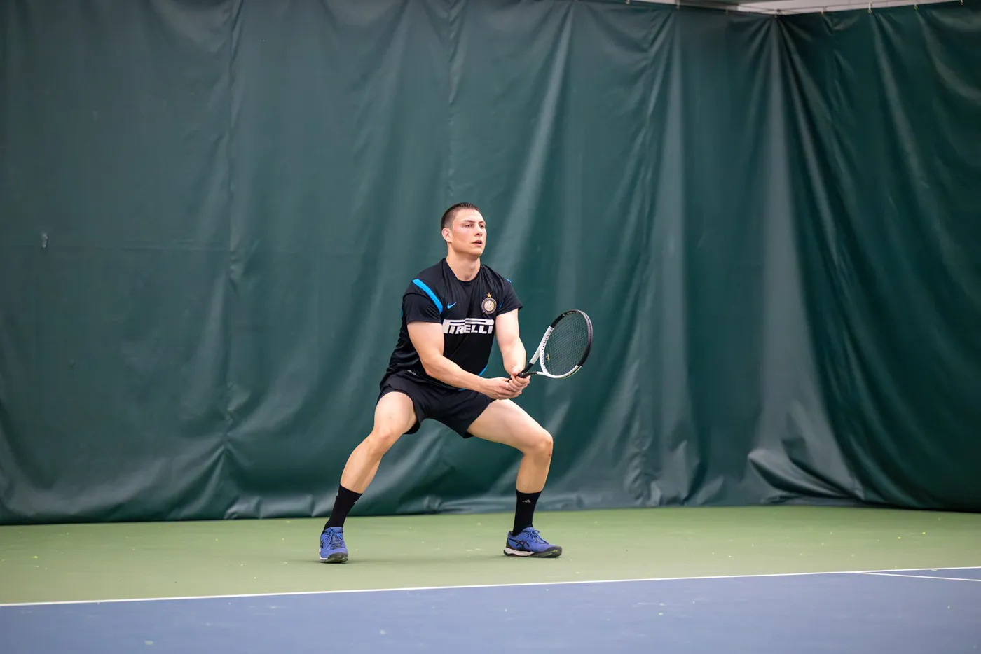 Tennisspieler auf dem Platz, wartet auf den Return